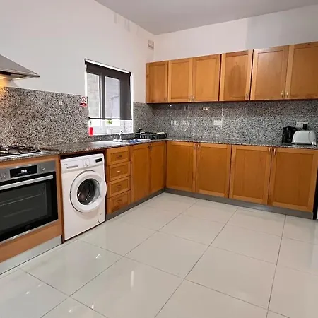 Cosy 2 Bedroom 1 *