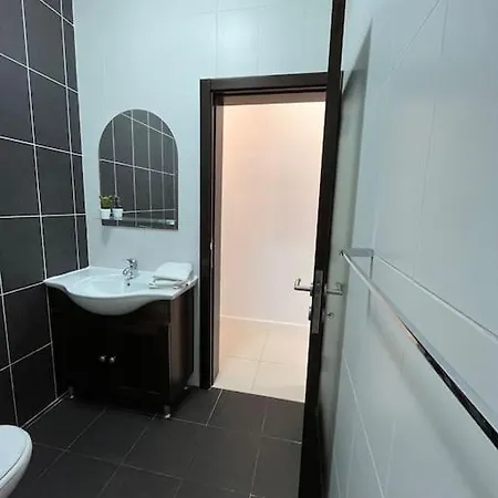 Cosy 2 Bedroom 1 *